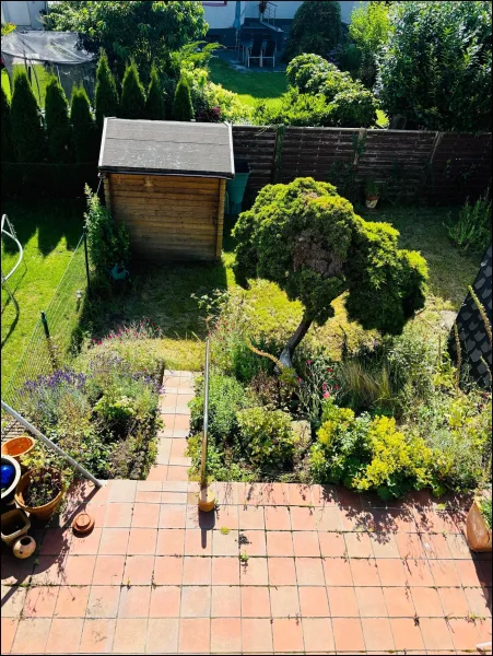 Ausblick vom Balkon auf den Garten