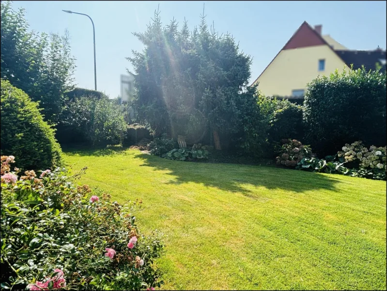 Liebevoll angelegter Ziergarten; das Kaufgrundstück ist 1.156 m² groß