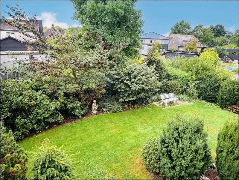 DG: Ausblick vom Balkon in den eigenen Garten