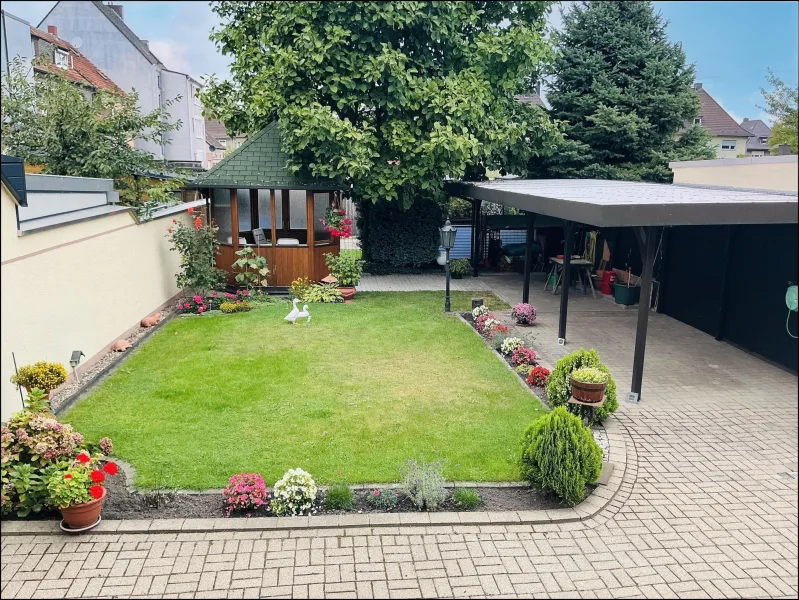 Hübsch angelegter Garten samt Carport