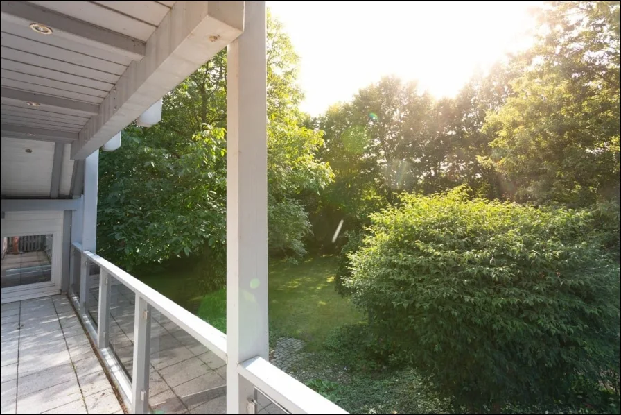 Blick vom Balkon in den Garten