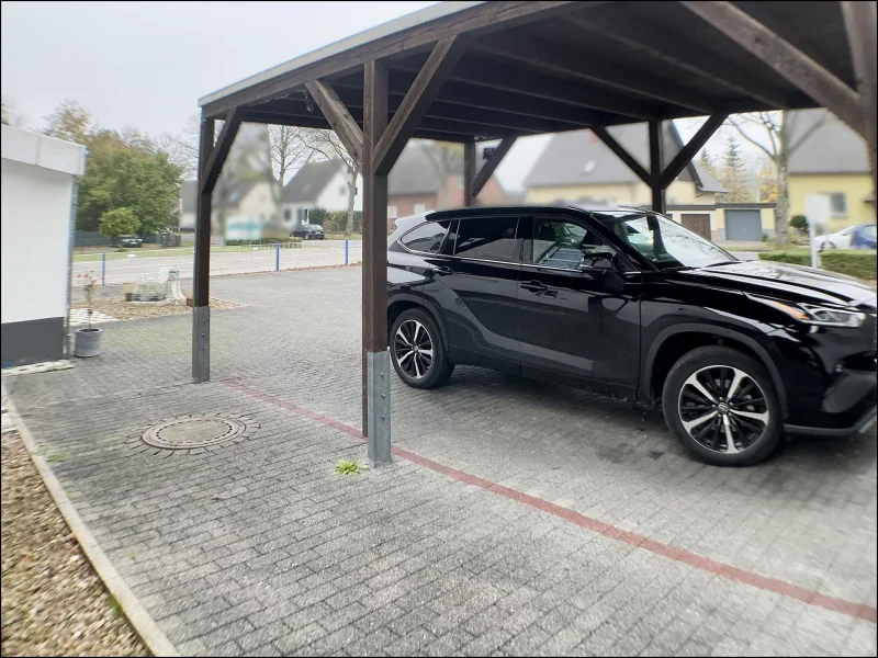 Großer Carport vor dem Haus