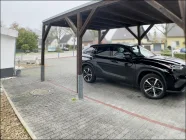 Großer Carport vor dem Haus