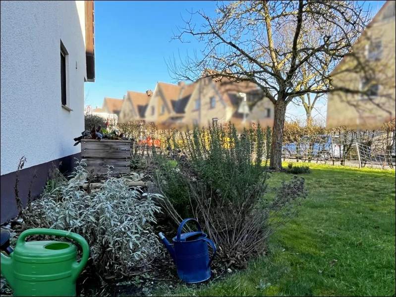 Liebevoll angelegter Ziergarten mit Apfelbaum