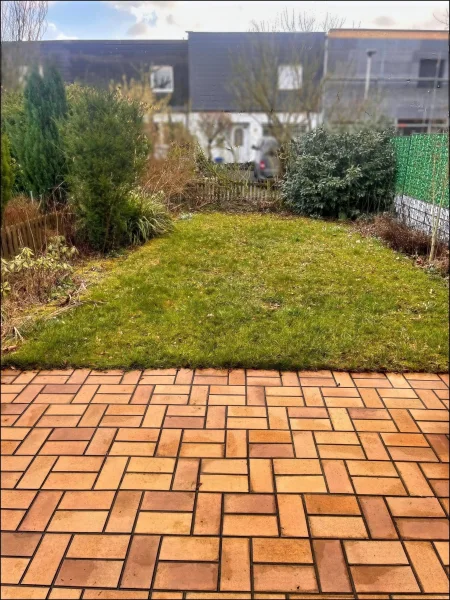 Ein gemütlicher Garten mit Terrasse lädt zum Verweilen ein