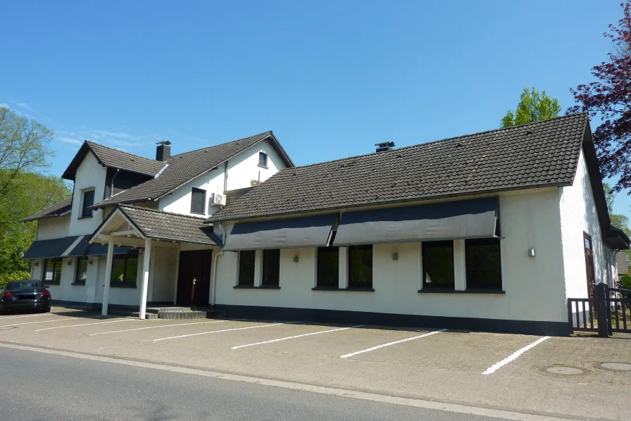 Straßenansicht - Gastgewerbe/Hotel kaufen in Kirchlengern - Tradition trifft Moderne - Restaurant und Wohnung