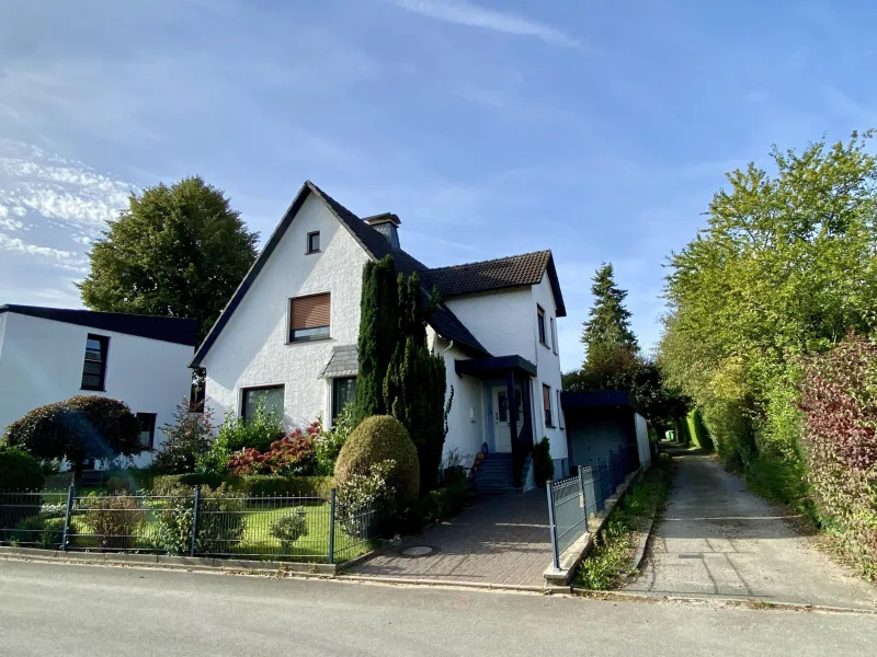 Hofeinfahrt und Eingang - Haus kaufen in Löhne - Im Gohfelder Zentrum