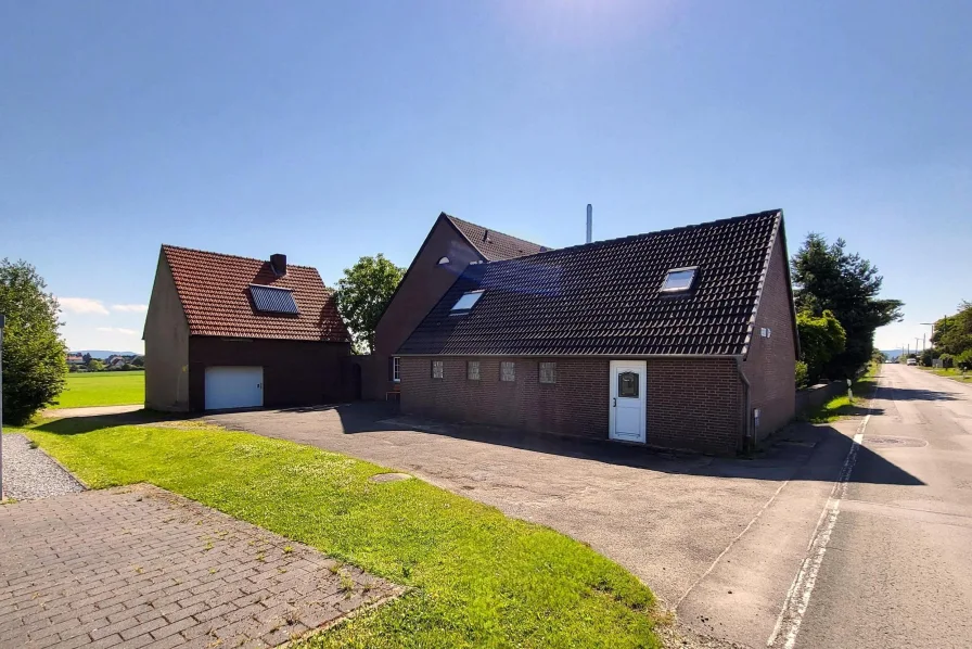 Straßenansicht - Haus kaufen in Vlotho - Ländliche Lage mit Wiese und Nebengebäude