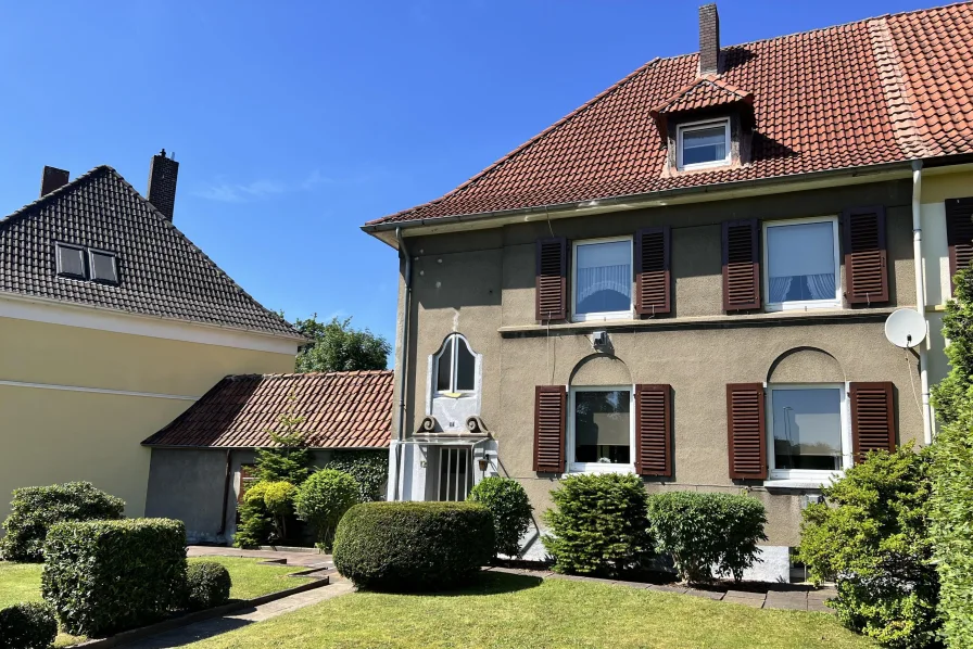 Straßenansicht - Haus kaufen in Herford - Historische Doppelhaushälfte mit Wohlfühlpotenzial