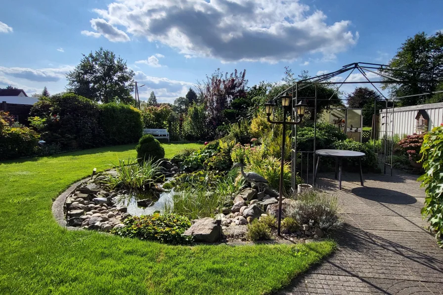 Teich und Pavillon