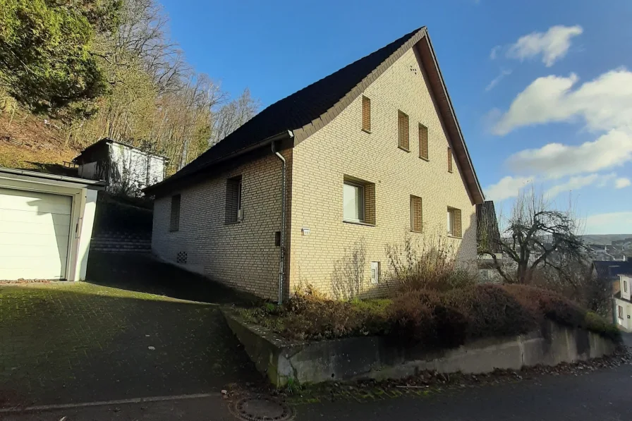 Straßenansicht - Haus kaufen in Vlotho - Begehrtes Einfamilienhaus in idyllischer Lage sucht neue Eigentümer!