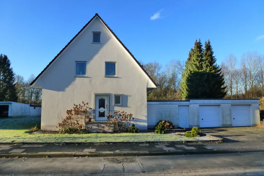 Frontansicht - Haus kaufen in Hiddenhausen - Wohnen am Waldesrand....