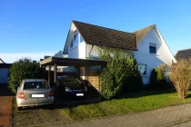 Straßenansicht mit Carport