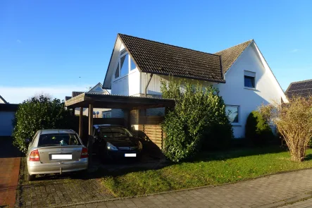 Straßenansicht mit Carport - Haus kaufen in Bünde - Gute Qualität in schöner Lage....