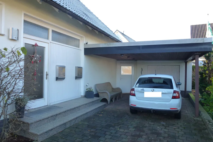 Hauseingang und Garage