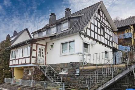 3032124a Ansicht - Haus kaufen in Hallenberg - Geräumiges Einfamilienhaus mit viel Perspektiven!Einfamilienhaus in Hallenberg-Stadt