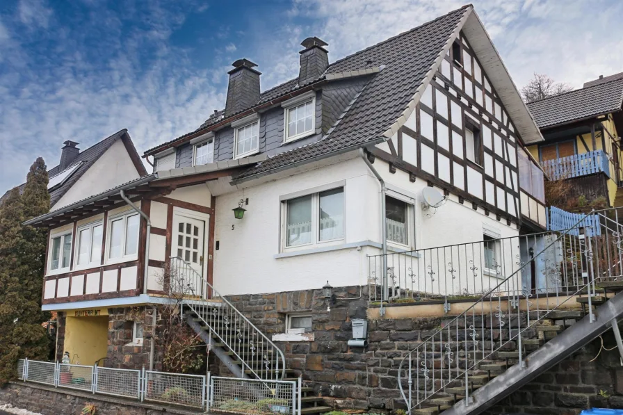 3032124a Ansicht - Haus kaufen in Hallenberg - Geräumiges Einfamilienhaus mit viel Perspektiven!Einfamilienhaus in Hallenberg-Stadt