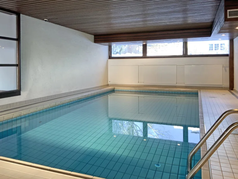 3034015c Schwimmbad im Haus