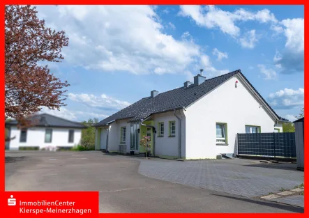 Frontansicht - Haus kaufen in Meinerzhagen - *SPKKM* Einfamilienhaus mit Einliegerwohnung in sehr ruhiger dennoch zentraler Lage!