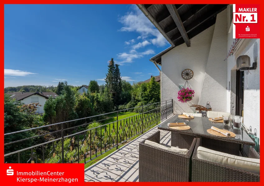 Balkon mit herrlichem Weitblick - Haus kaufen in Meinerzhagen - *SPKKM* Sehr gepflegtes Zweifamilienhaus mit Einliegerwohnung in guter Lager von Valbert!