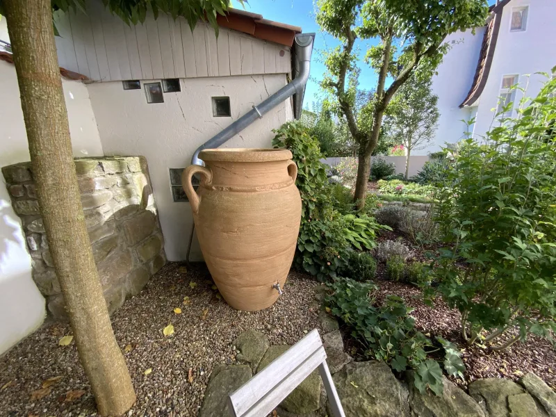 liebevoll angelegter Gartenbereich