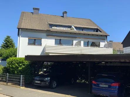 Hinteransicht mit Carport - Wohnung kaufen in Oerlinghausen - Platz für 3 Autos inklusive!