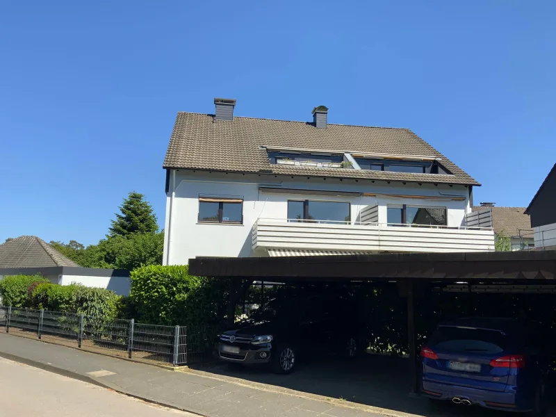 Straßenansicht mit Carport