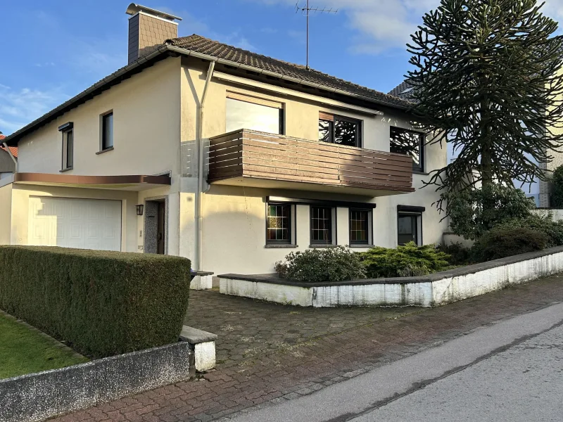 Straßenansicht - Haus kaufen in Barntrup - Ruhig gelegenes Einfamilienhaus!