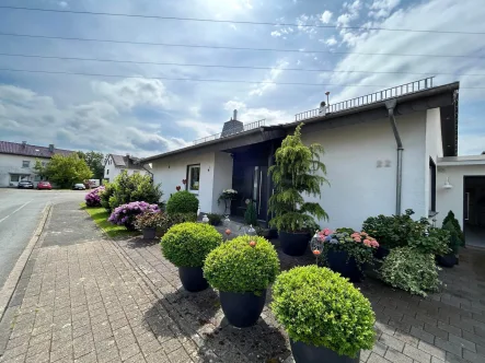 Straßenansicht - Haus kaufen in Lemgo - Der Traum vom Wohnen auf einer Ebene! 