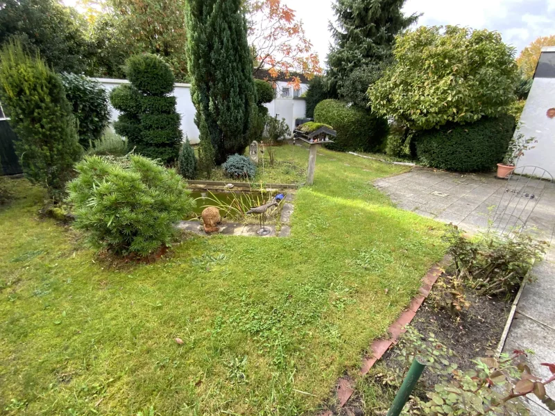 Seitlicher Blick vom Garten auf die Terrasse