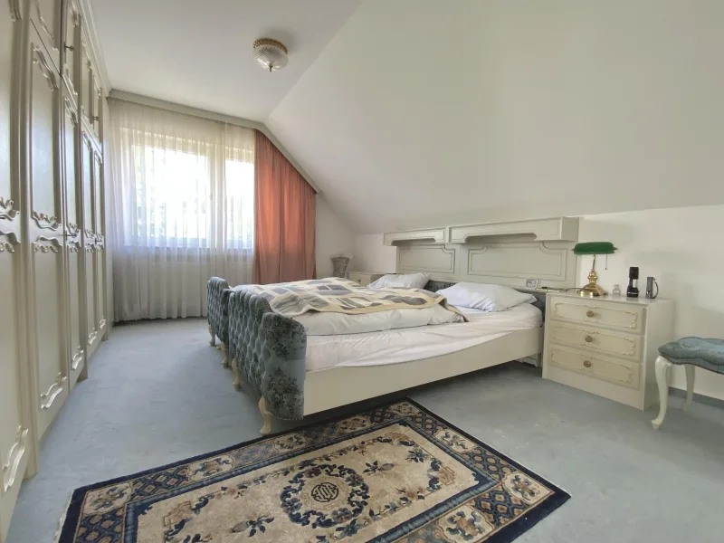 Schlafzimmer mit großer Schrankwand