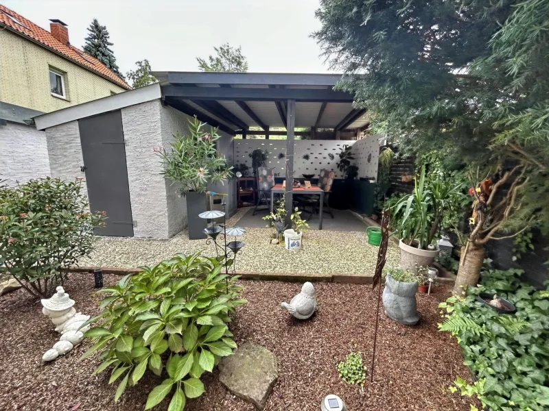 überdachter Terrassenbereich mit Abstellschuppen