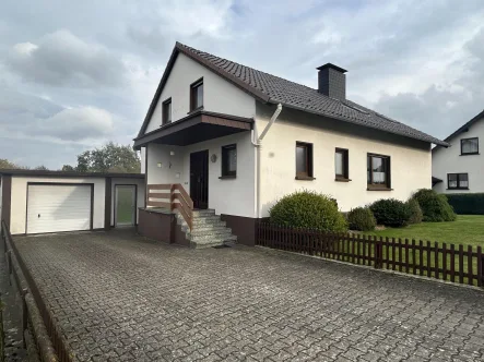 Straßenansicht - Haus kaufen in Extertal - Viel Fläche auf dem Dorf! 