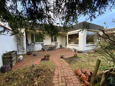 Blick vom Garten auf die Terrasse - Haus kaufen in Oerlinghausen - Bungalow mit Garage und Garten gesucht?