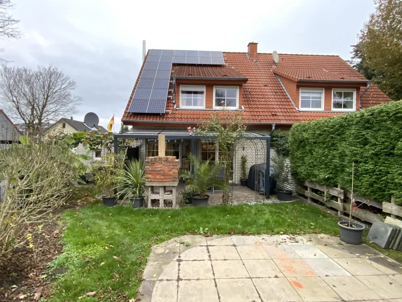 Blick vom Garten auf die überdachte Terrasse - Haus kaufen in Oerlinghausen - Jung, ländlich, sucht...