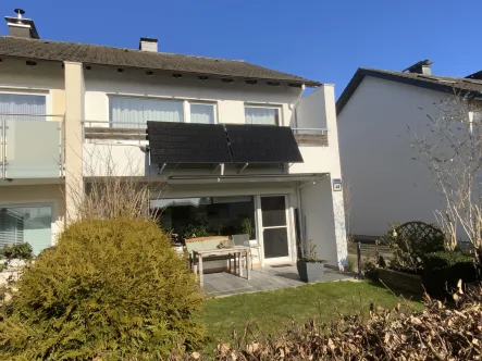 Südterrasse mit Photovoltaik-Paneelen am Balkon - Haus kaufen in Bad Salzuflen - Tolles, modernes Einfamilienhaus nah zur Innenstadt