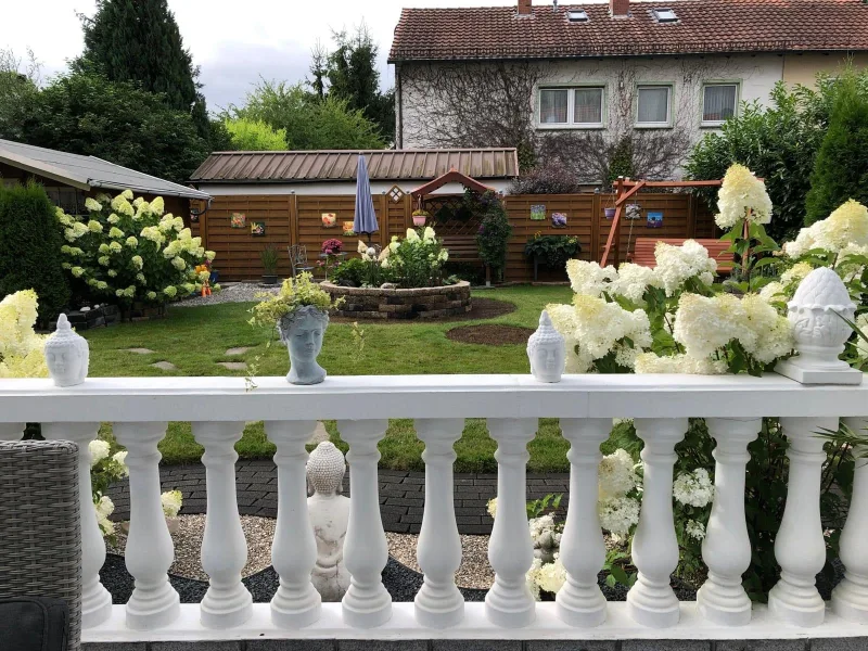 Blick von der Terrasse aus in den Garten