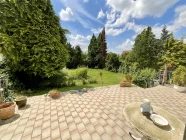 Terrasse mit Blick in den Garten