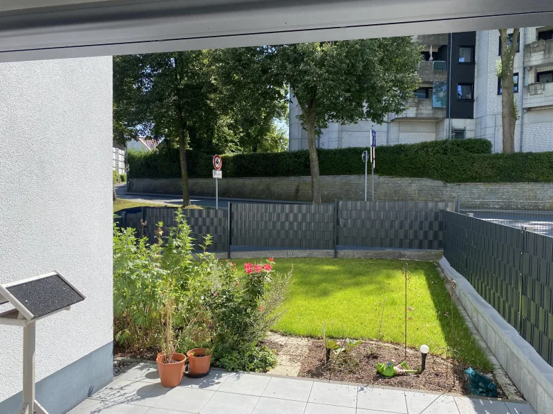 Blick von der überdachten Terrasse in den Garten - Wohnung kaufen in Bad Sassendorf - Bad Sassendorf - Erstbezug 2021 - absolut neuwertige 2 - Zimmer - Wohnung mit Tiefgarage und Garten