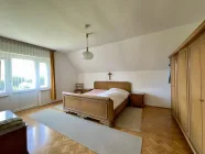 Schlafzimmer mit Zugang zum Balkon