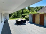 teilweise überdachte Terrasse