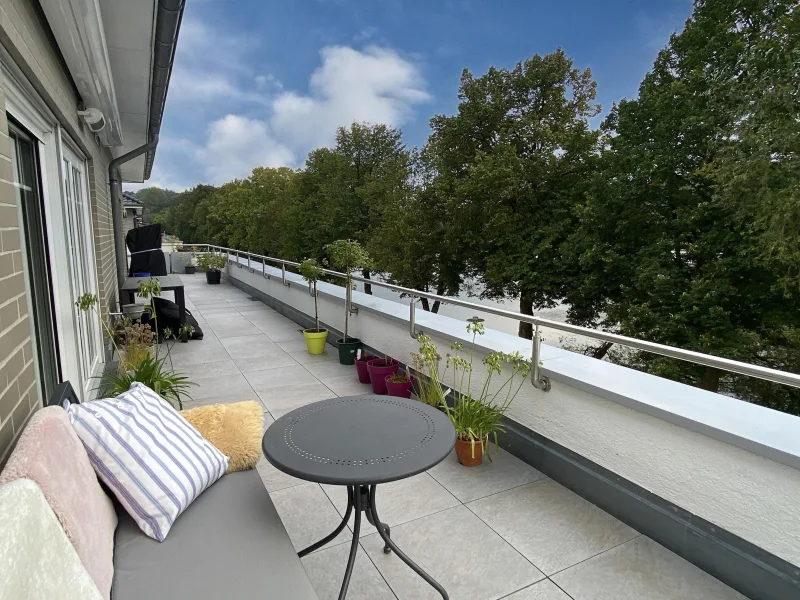 großzügige Dachterrasse mit Blick auf den Weiher