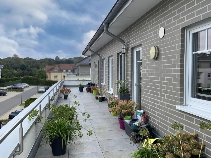 Dachterrasse (Richtung Parkplatz/Hauseingang)