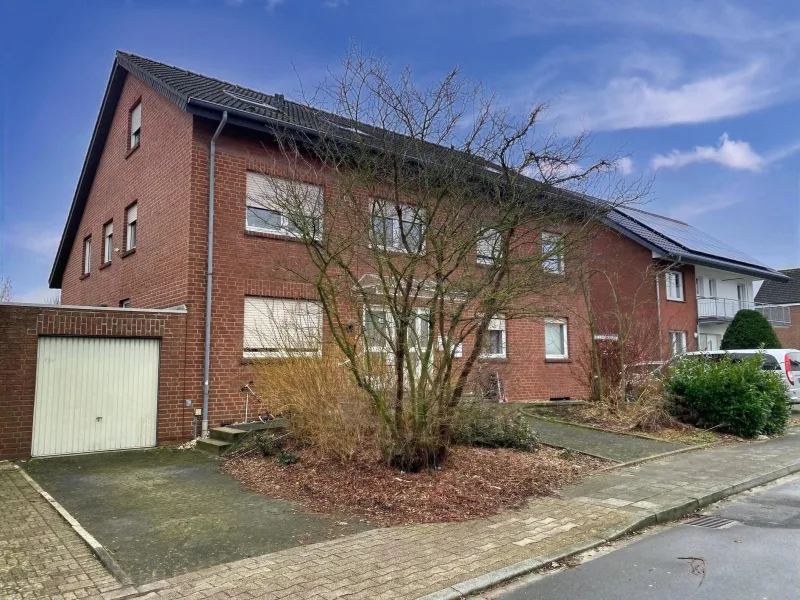 Straßenansicht - Haus kaufen in Lippetal - 2 Familienhaus mit 2 Wohnungen mit je 116 m² Wfl., 2 Garagen und Platz zum Wohlfühlen