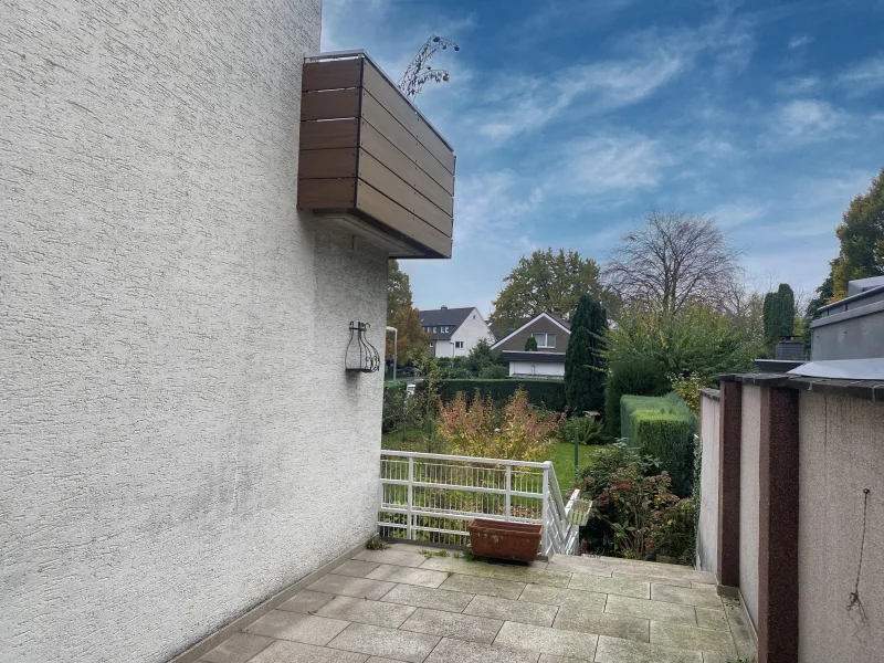 Teilansicht - Terrasse mit Zugang in den Garten