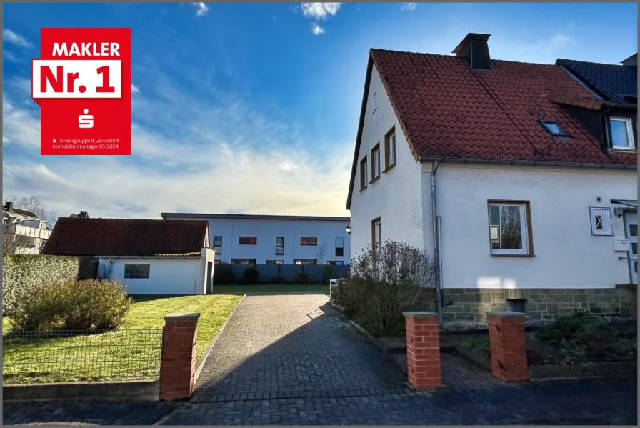 Straßenansicht - Haus kaufen in Bad Sassendorf - Gepflegte DHH mit Traumgrundstück !