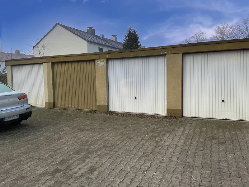 Garage im Garagenhof (zweite von links)