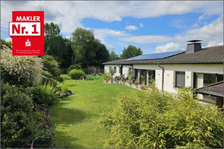 Gartenansicht  - Haus kaufen in Möhnesee - Tolle modernisierte  Landhaus-Villa am Möhnesee mit Traumgarten