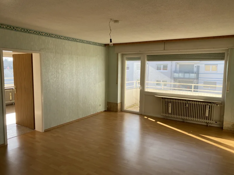 Teilansicht vom Wohnzimmer / Zugang auf den 1. Balkon