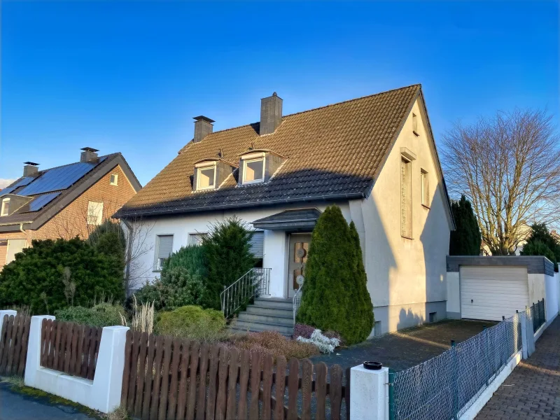 Straßenansicht  mit rechter Garage